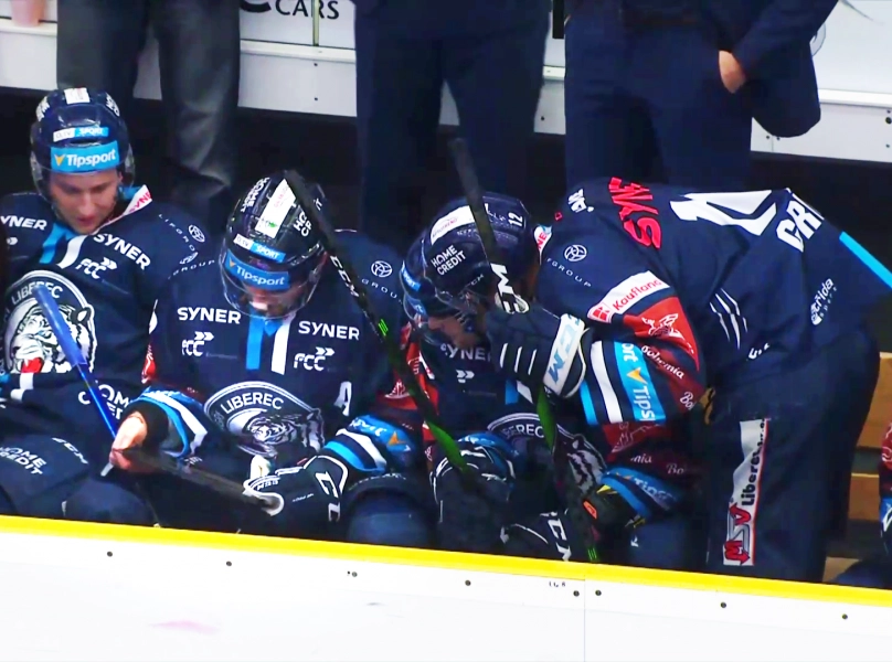 Players watching replays on tablet via GS Video Review software at Bílí Tygři Liberec